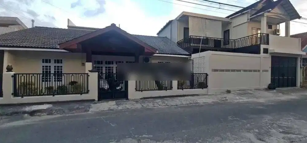 RUMAH BESAR FULLFURNISH DAERAH TENGAH KOTA BERNUANSA MINIMALIS ELEGAN