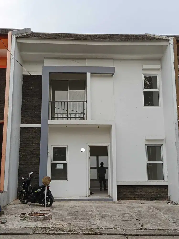 DIJUAL RUMAH 2 LANTAI NEMPEL BSD HANYA 5 MENIT KE STASIUN KERETA