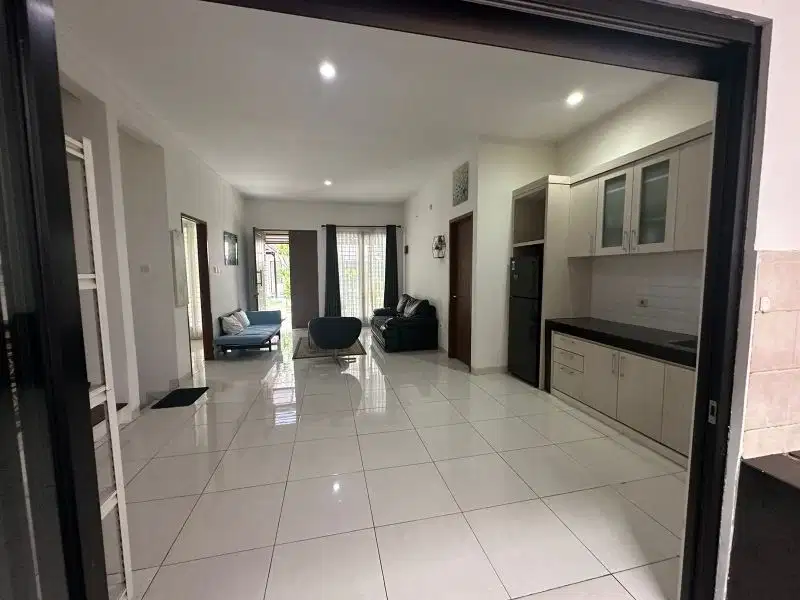Rumah siap huni, lokasi strategis di Emerald Bintaro