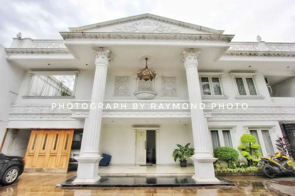 Dijual Rumah Cantik Gaya Classic di Jantung Pondok Indah, Dekat PIM