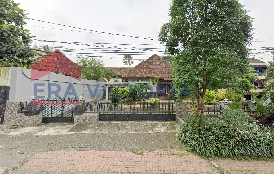 Rumah Pinggir Jalan Besar Akses Kendaraan Besar Dekat Rumah Sakit