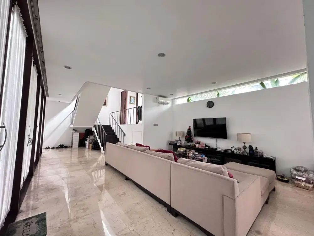 Dijual Rumah siap huni lengkap dengan kolam renang di Kemang Timur