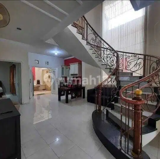 DISEWAKAN RUMAH SEMI FURNISH LOKASI STRATEGIS DAERAH TENGGILIS UTARA