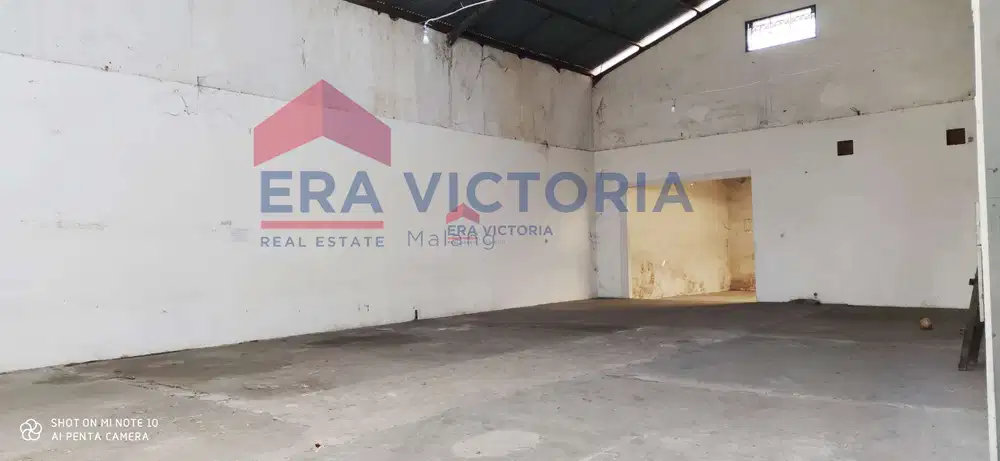 Gudang Pinggir Jalan Raya Dekat Traffic Light Cocok untuk Produksi