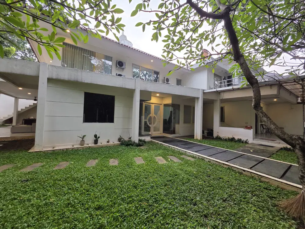 Dijual Rumah dengan Taman dan Balkon yang Luas di Kerinci Raya, Jaksel