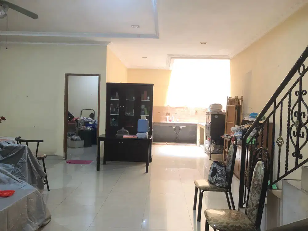 DIJUAL RUMAH 3 LANTAI DEKAT PUSAT KULINER TAMAN RATU