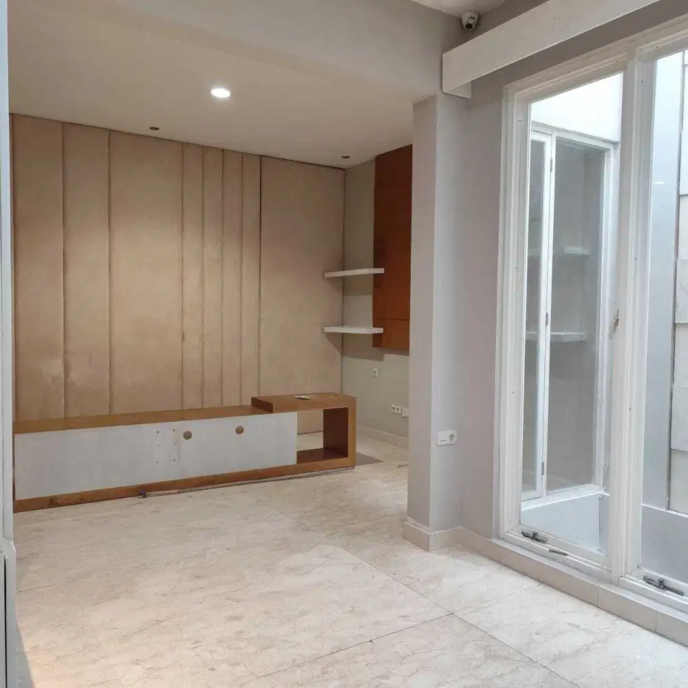 Jual Cocok Kantor & Hunian! Rumah Strategis di CitraLand Hadap Selatan