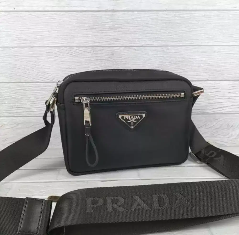 Tas selempang pria messenger prada black