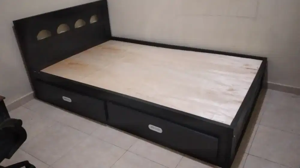 Tempat tidur anak laci