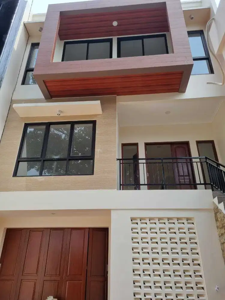 Dijual rumah dengan kolam renang pribadi di dalam komplek di Jagakarsa