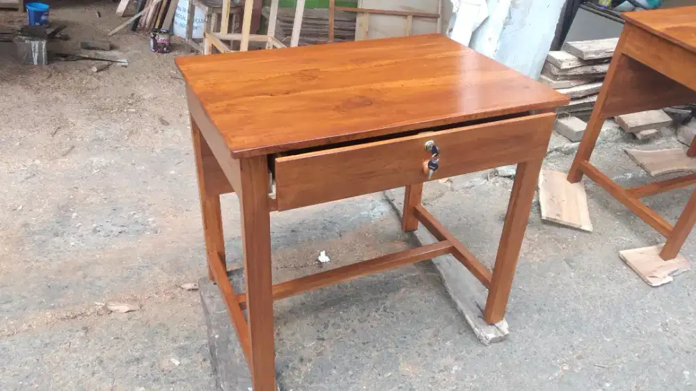 Meja kantor minimalis