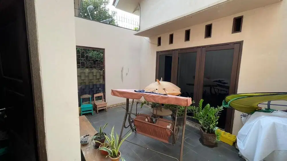 DIJUAL RUMAH TINGGAL DENGAN HALAMAN LUAS DI MEDAN SATRIA BEKASI