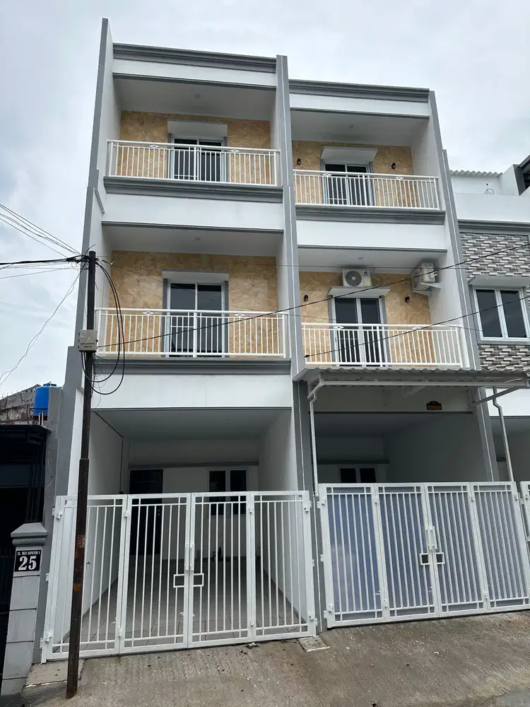 Dijual rumah baru 3 lantai  di Jl.Angsana - Duri kepa bebas Banjir