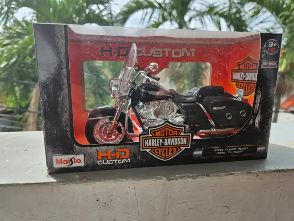 Diecast Maisto Harley Davidson 2013 FLHRC Road King Classic 1:12