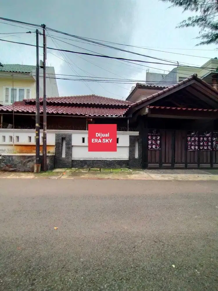 Rumah Luas di Jalan Utama Tebet Barat Jakarta Selatan