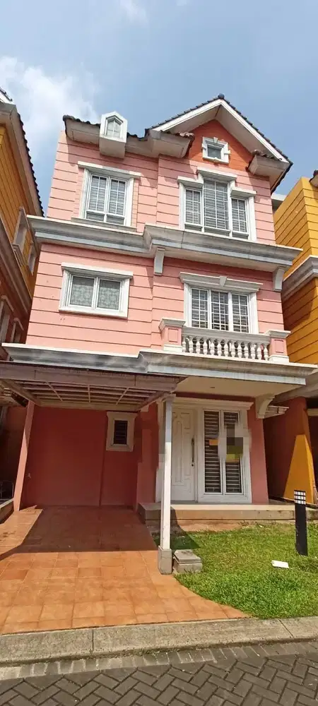Rumah bagus di Omaha Village Gading Serpong 3 lantai jarang ada