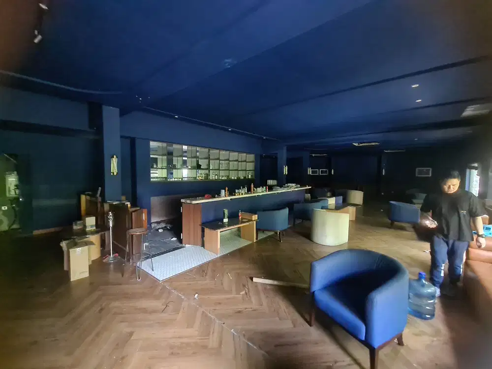 RUANG USAHA EX CAFE 2 LANTAI WAHID HASYIM MENTENG PARKIR LUAS STRATEGI