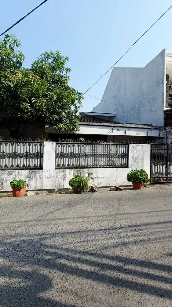 Dijual Rumah Duri Kepa, Dekat Tanjung Duren, ROW 2 mobil, Lebar 14m