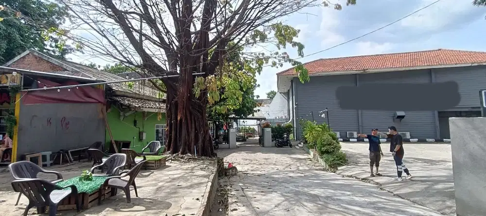 RUANG USAHA DI PRAMUKA CEMPAKA PUTIH STRATEGIS COCOK UNTUK PADEL