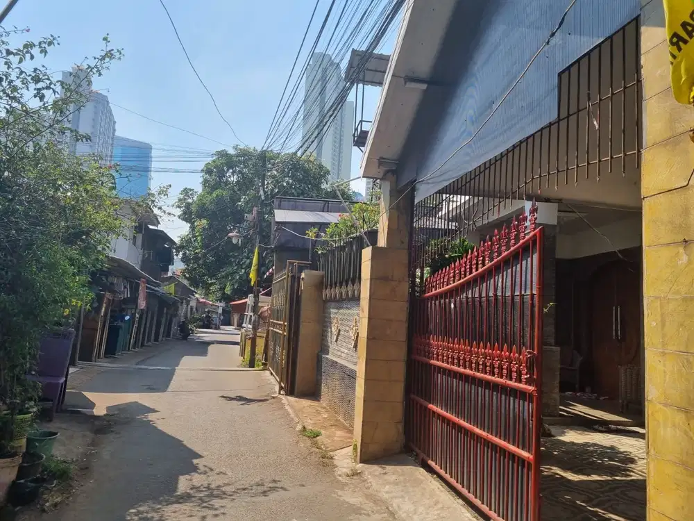 RUMAH LUAS & KOKOH DI TANJUNG DUREN, JAKARTA BARAT