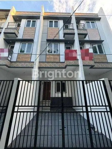 RUMAH BARU 3 LANTAI COCOK UNTUK TINGGAL MAUPUN USAHA,Taman Ratu,Jakbar