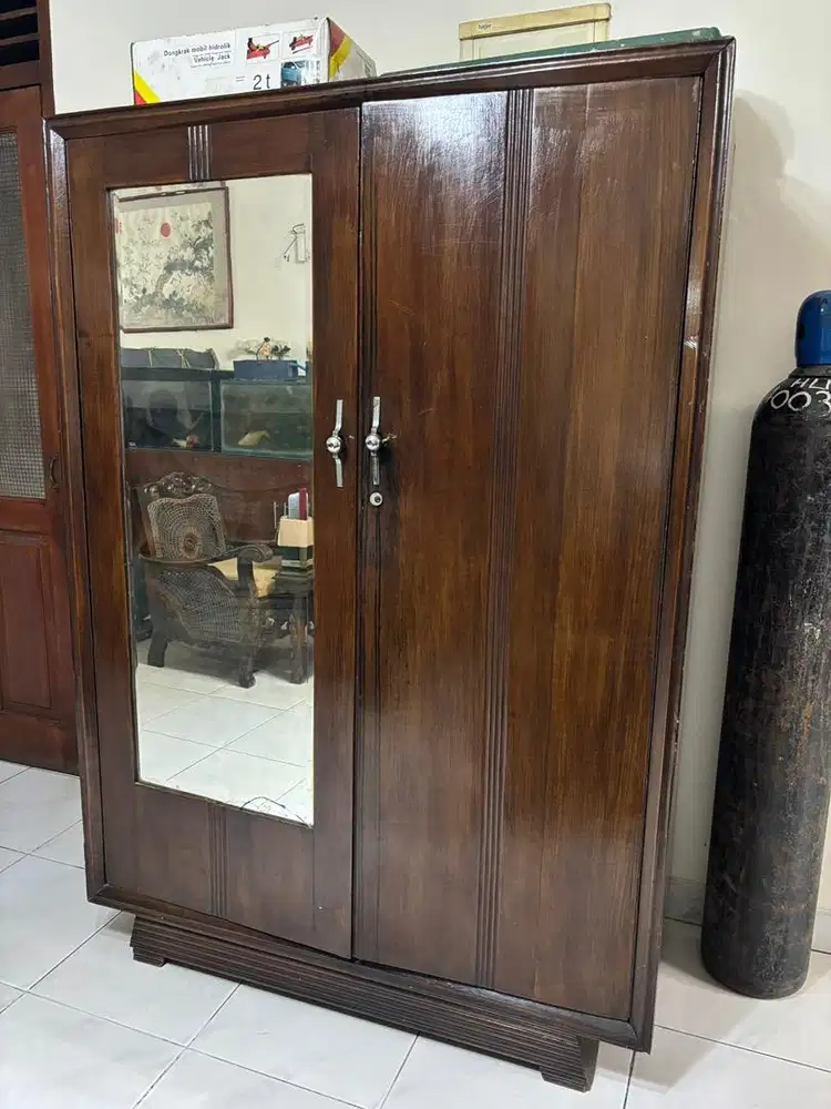 Lemari Pakaian Jati Bekas