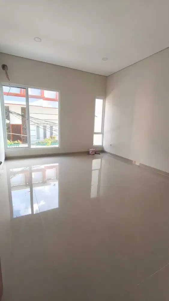 RUMAH BARU 3 LANTAI DI DURI KEPA DEKAT CENTRAL PARK  JAKARTA BARAT