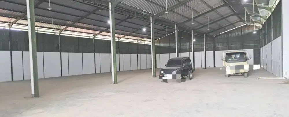 Di Sewa gudang luas 2500 m2 luas bangunan 1000 m2 ada mes karyawan hadap utara bebas banjir lokasi strategis di pinggir Jalan Raya Cileungsi Bogor