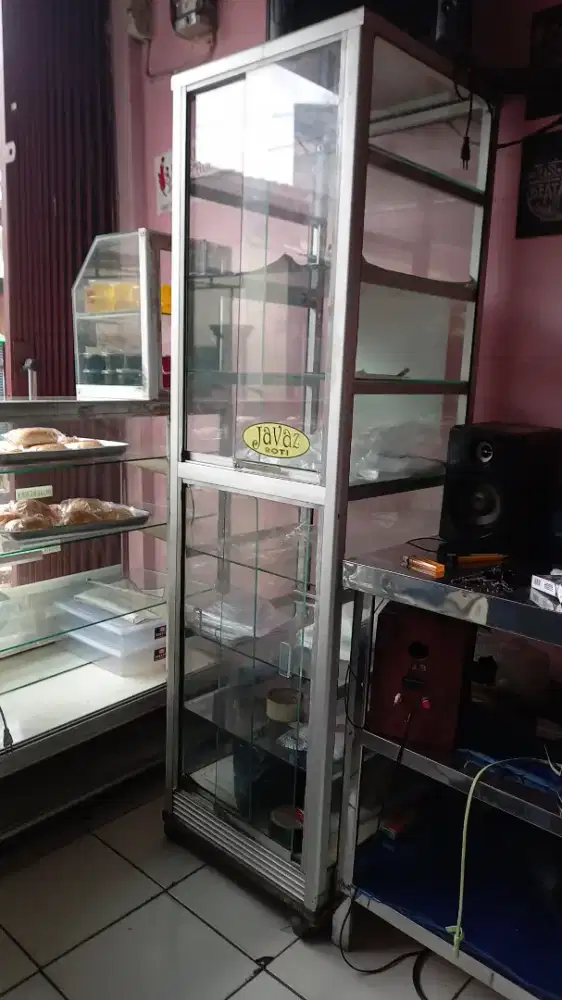 Etalase kaca toko untuk display jualan pajangan dagangan