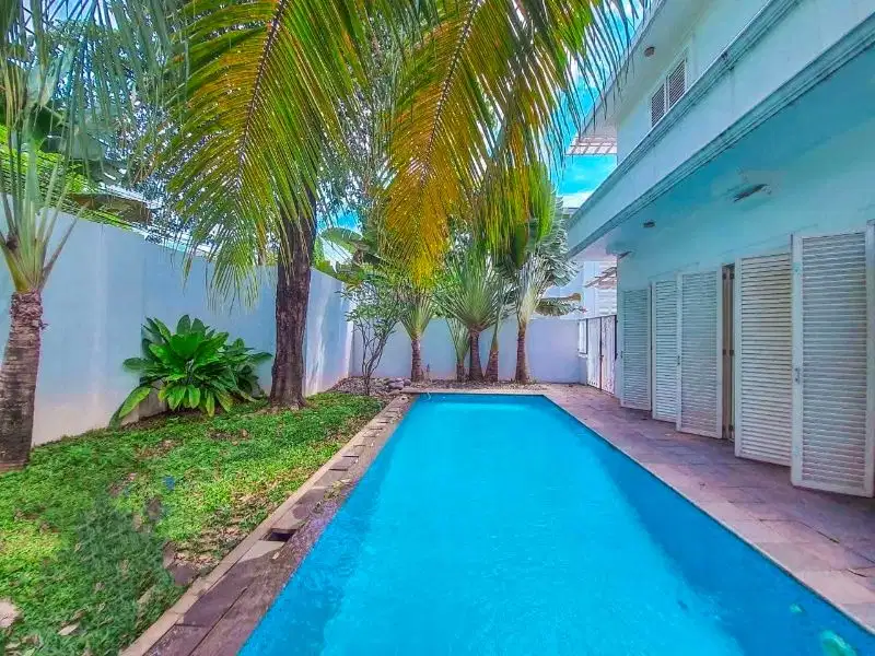 Dijual Rumah 3,5 Lantai dgn Kolam Renang Pribadi di Townhouse Kemang