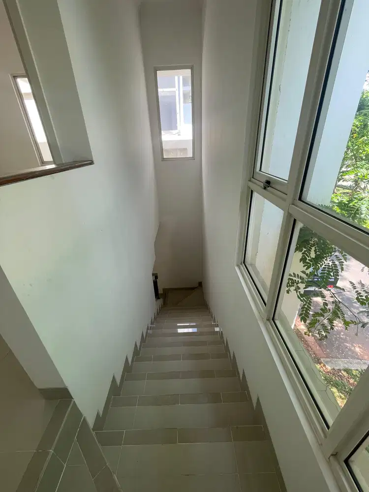 Dijual Rumah Mewah 2Lt Strategis at Cluster Eddison Summarecon Serpong