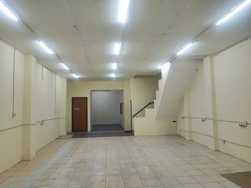 Disewakan Ruko area ramai dan strategis di area pasar kebayoran lama cocok untuk usaha ritel waralaba atau kantor