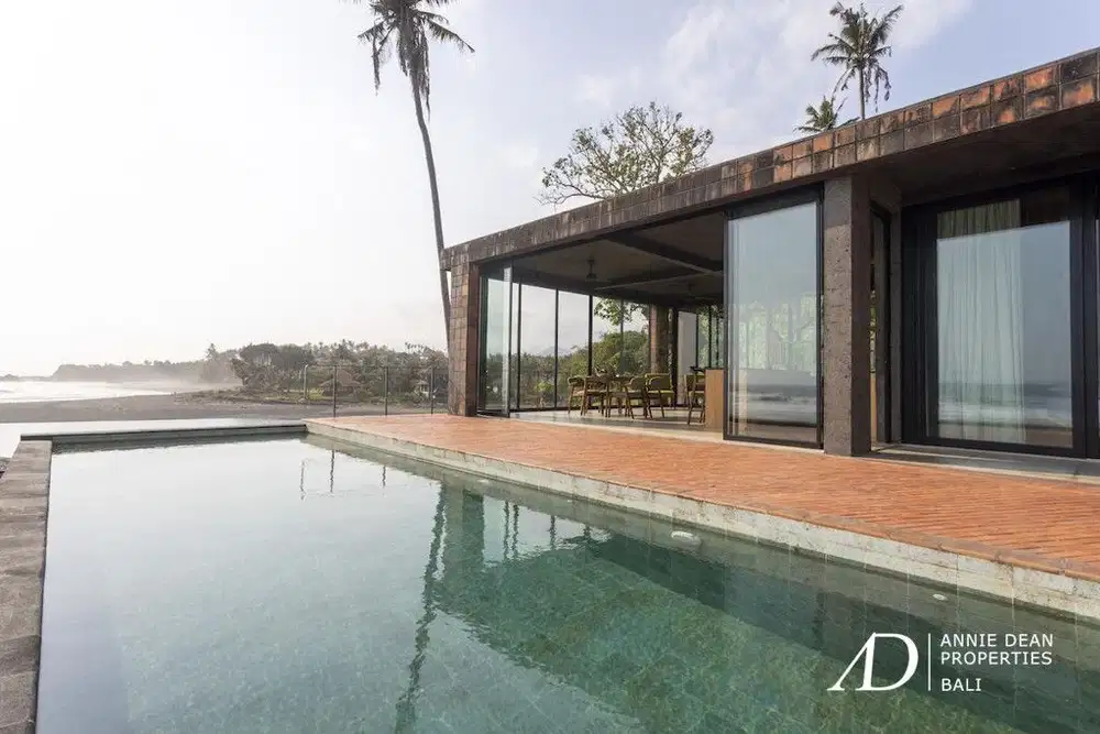 FREEHOLD | BEACHFRONT MODERN INDUSTRIAL-STYLE VILLA IN BALIAN