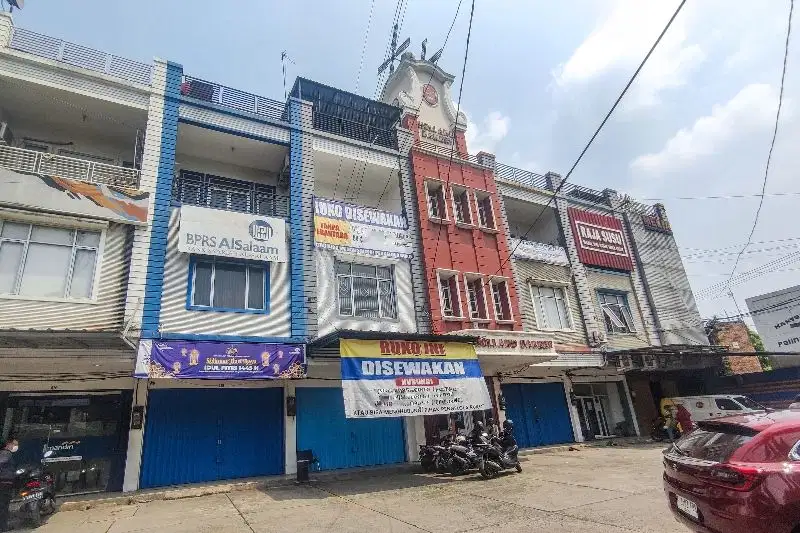 Ruko dalam kompleks ruko  parkiran  luas di mayor oking Cibinong