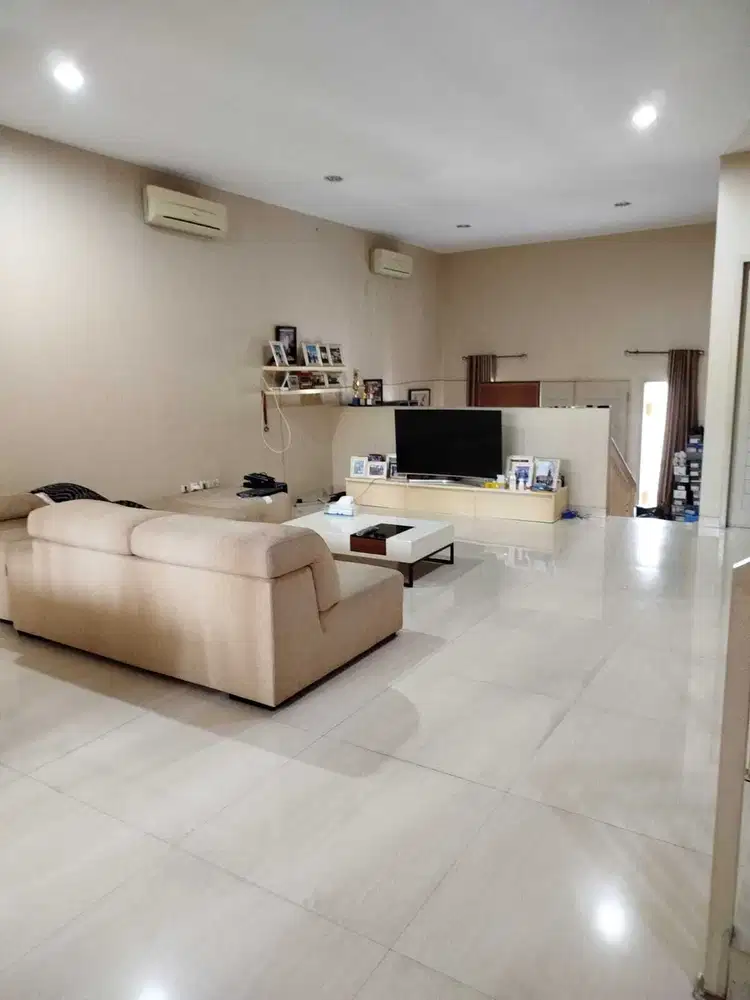 Dijual Rumah 3 Lantai di Grisenda, Siap Huni