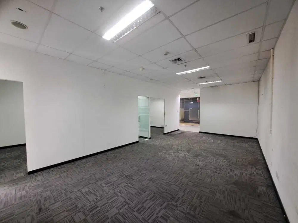 Sewa Kantor Sdh Ada Partisi Luas 139 m2 di SOHO Capital Central Park J