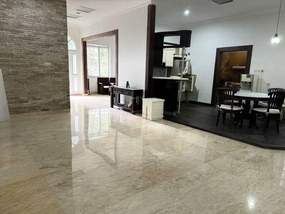 Rumah Terawat American Classic di Pakuwon City San Diego Surabaya Timu