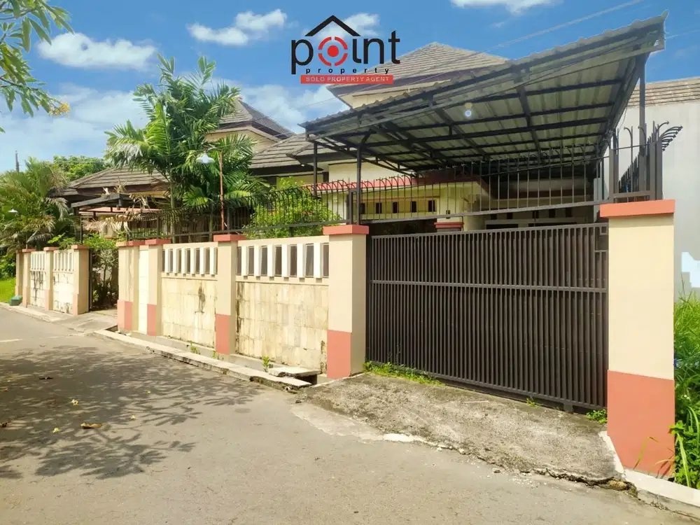 Rumah luas dan bagus masih terawat di perumahan Baturan