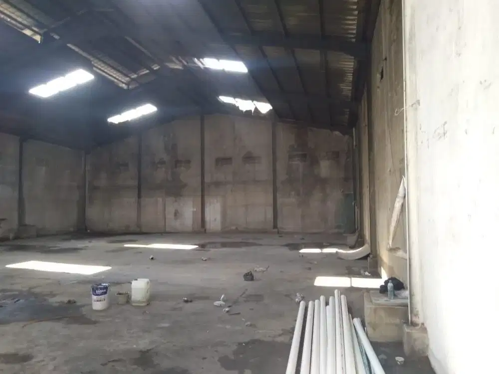 Dijual dan disewakan Gudang di Kavling DPR Cipondoh