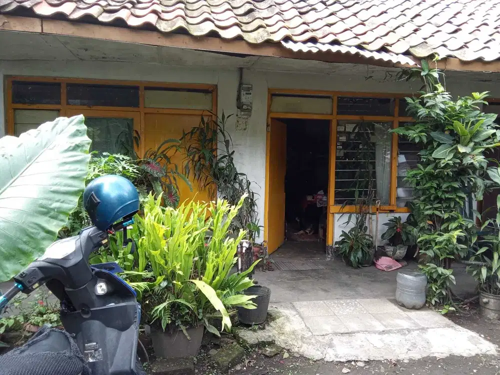 Dijual rumah tua di jalan raya Kota Lembang