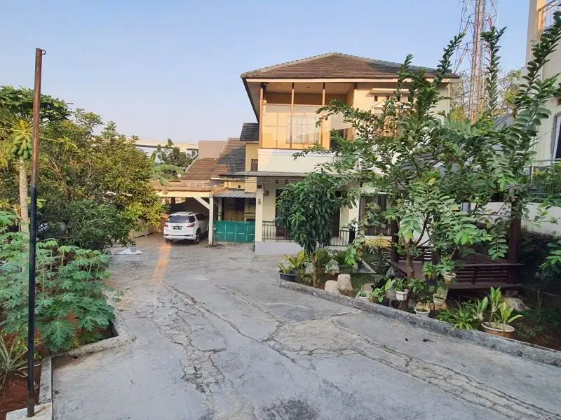 di jual rumah mewah letak strategis deket ke fasum