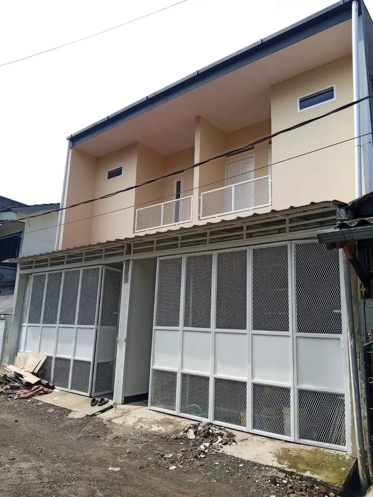 Rumah Dekat ke Mainroad Komplek di Taman Kopo Indah 1 Ada 2 Unit