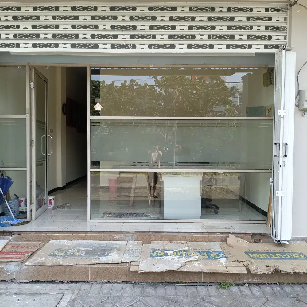 Ruko 3 Lantai Di Perumahan Manyar Tompotika Dekat Petra