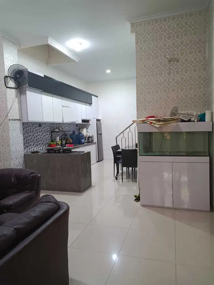 RUMAH BAGUS 3.5 LANTAI JELAMBAR