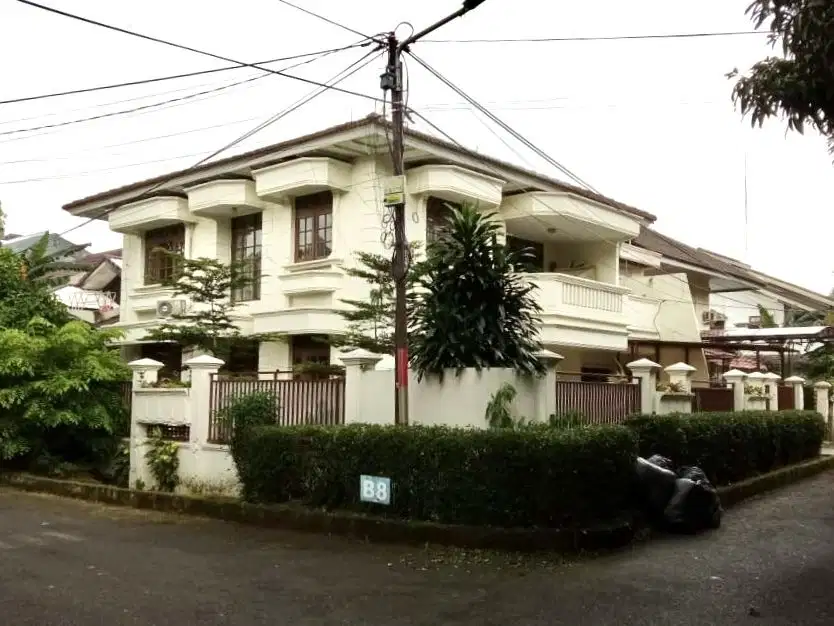 Dijual Rumah Hoek Strategis di 350m2 di Bona Indah, Lebak Bulus