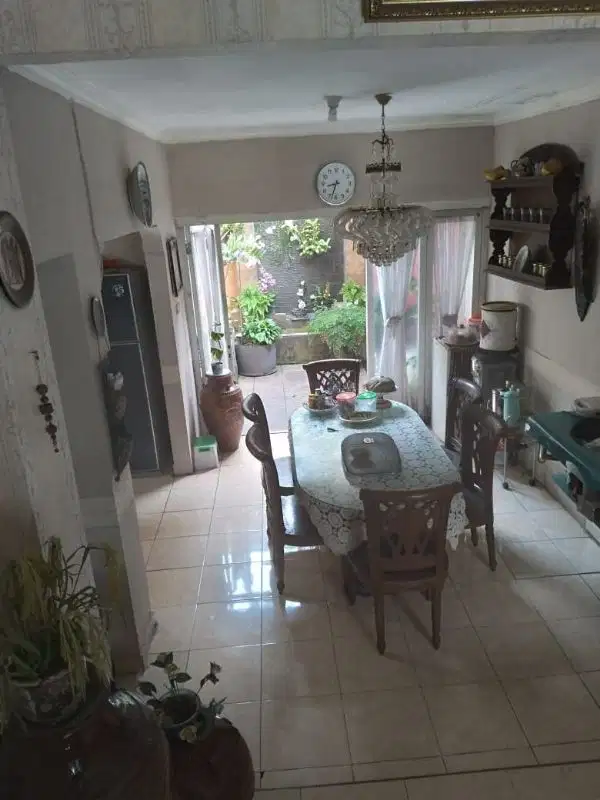 Rumah besar luas di jalan utama kelapa dua