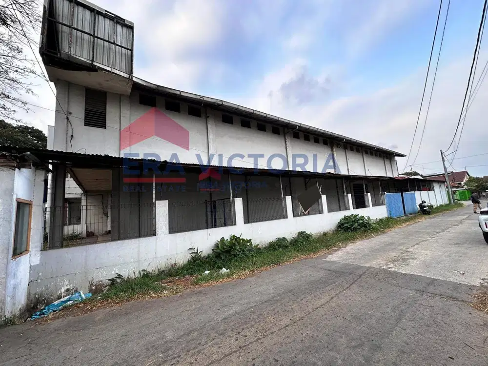 Gudang di kawasan bisnis dan pertokoan, jalan akses kendaraan besar