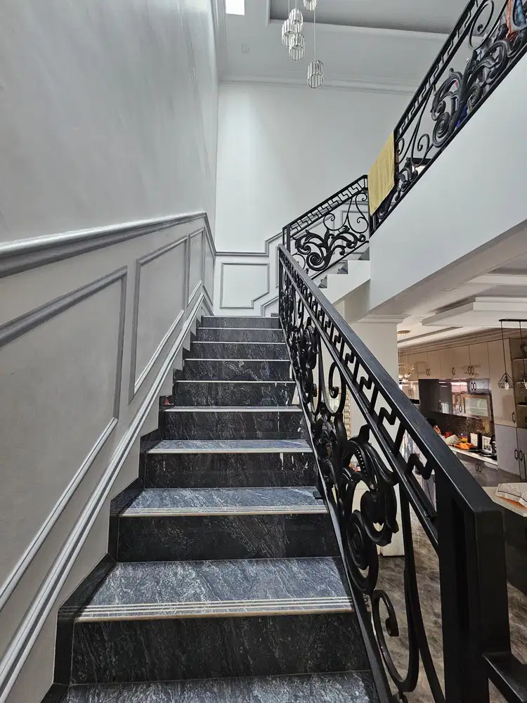 DIJUAL RUMAH TINGGAL 2 LANTAI DALAM KOMPLEK KARANG TENGAH PERMAI SEMI