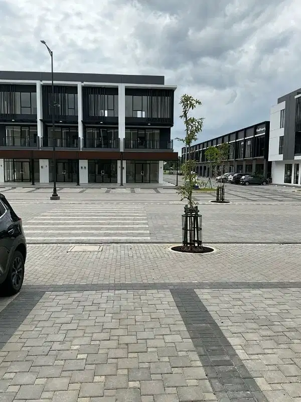 ruko hampton siap pakai bangunan 3 lantai bonus 3 AC