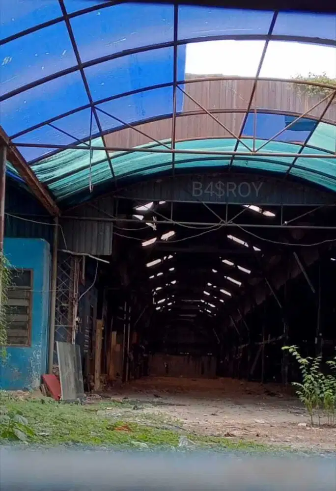 Gudang di Jalan Raya Bekasi Kelurahan Jatinegara Jakarta Timur